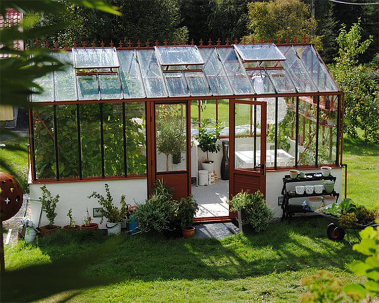 Greenhouse with polycarbonate windows