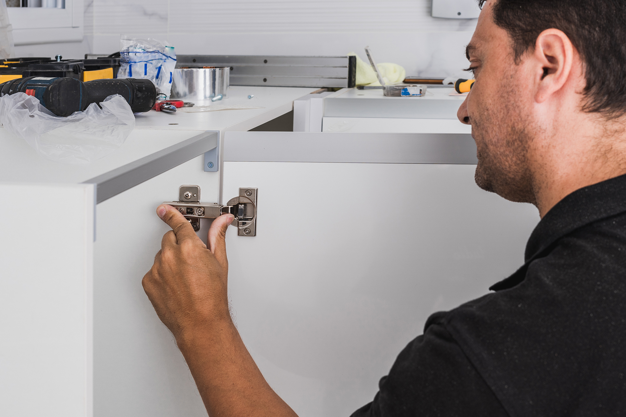 Adjusting kitchen door hinges
