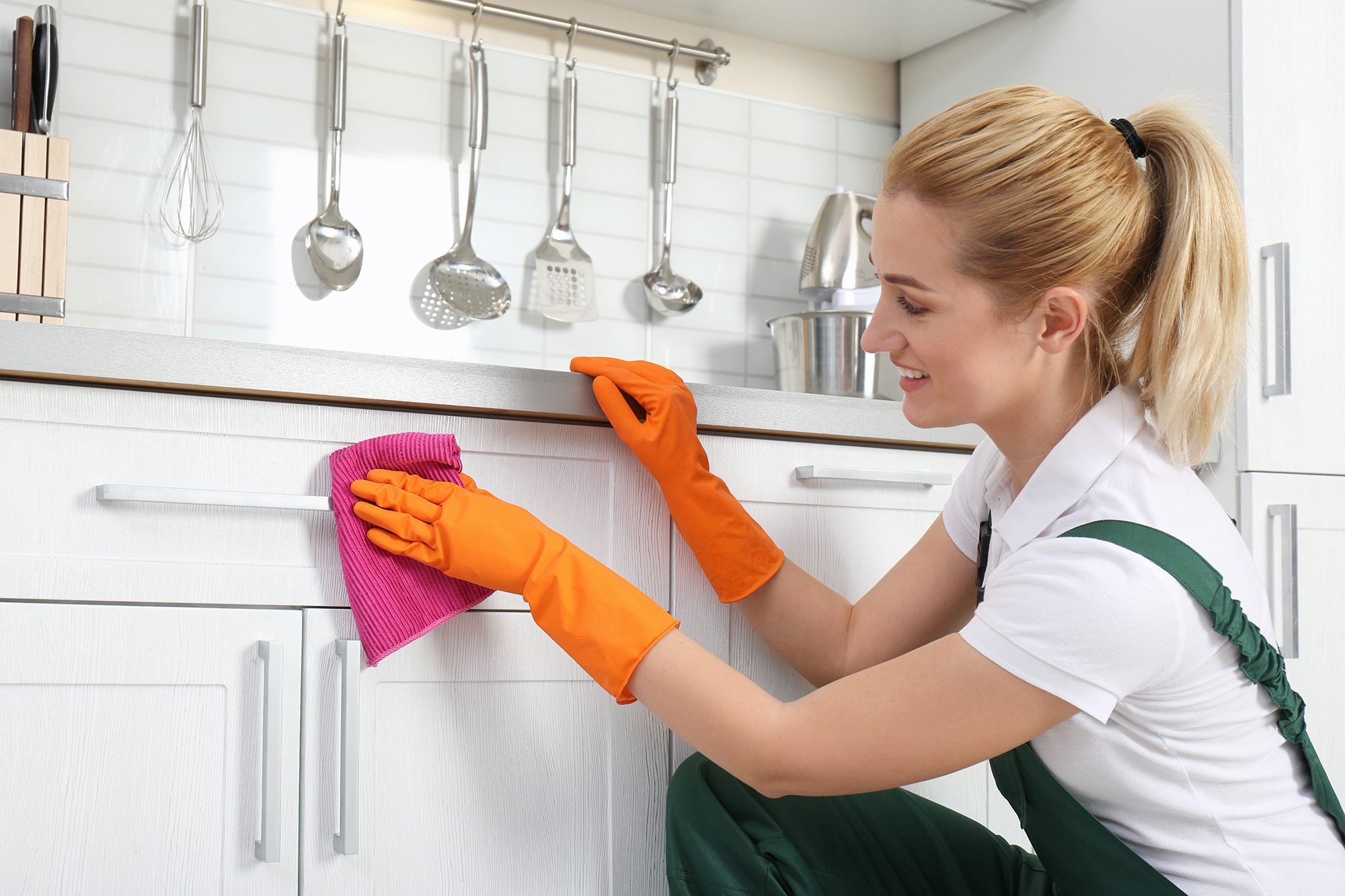 Cleaning kitchen doors