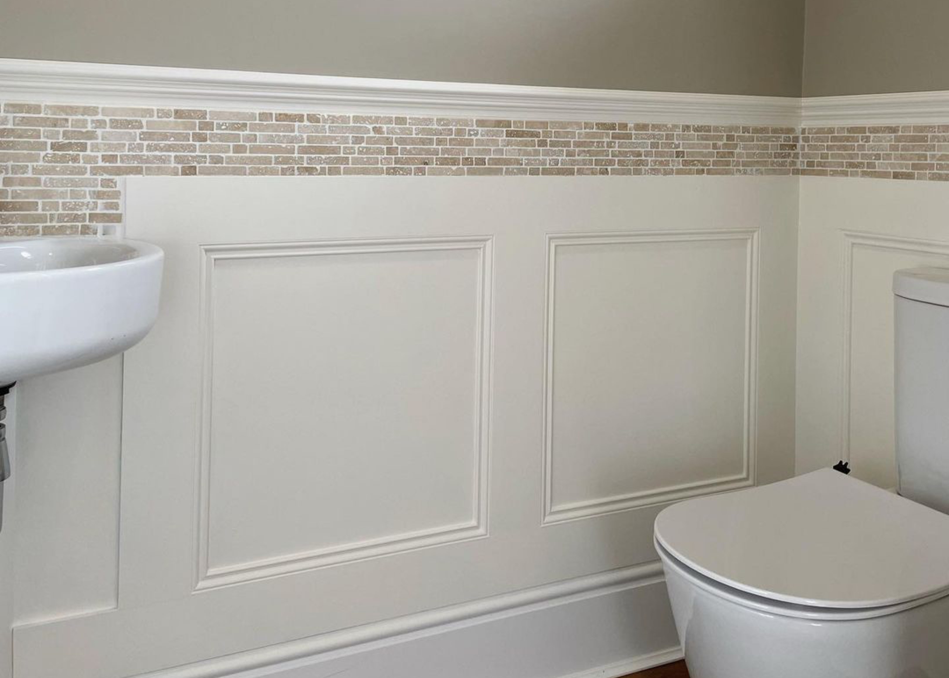 white beaded shaker wall panelling with tiles